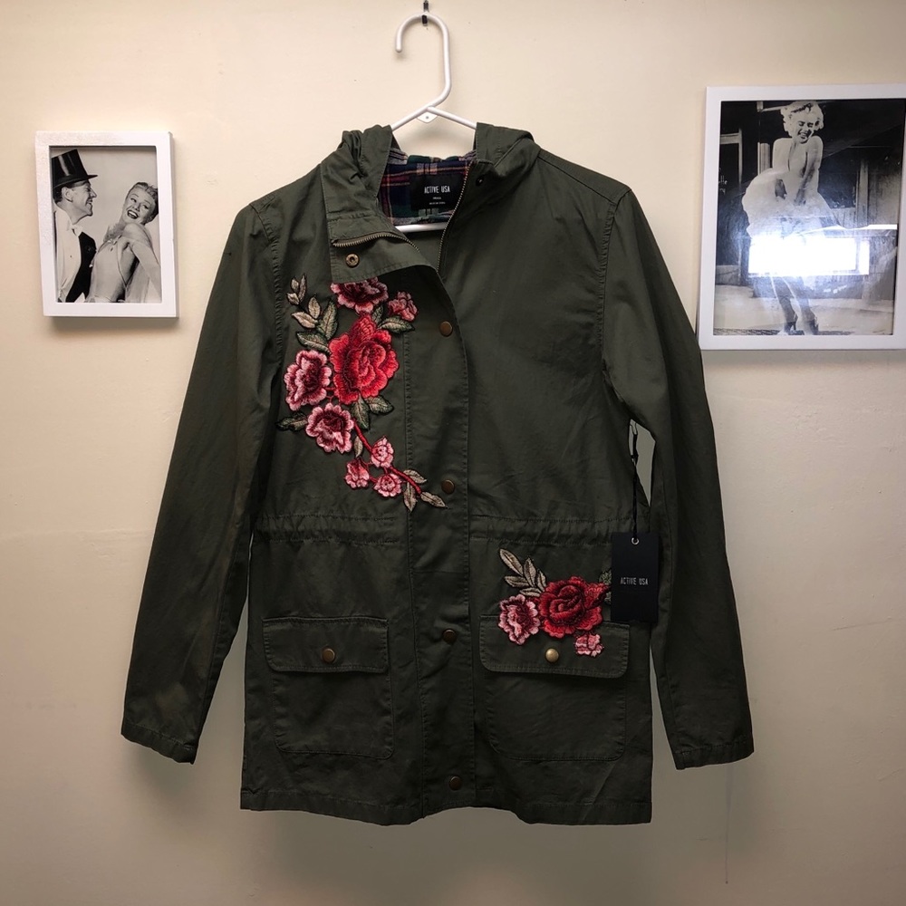 Trendy Spring Jacket with Rose Detail 🌹